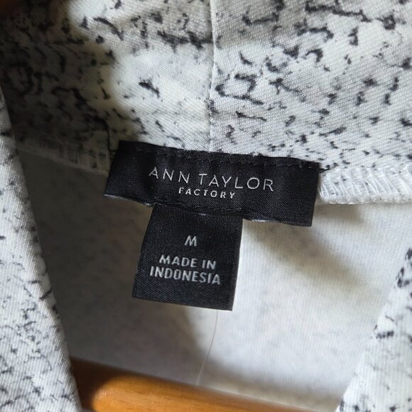 NWT ANN TAYLOR SURPLICE NECK WRAP STYLE SLEEVELESS SNAKESKIN PRINT TOP SIZE M - Picture 13 of 16